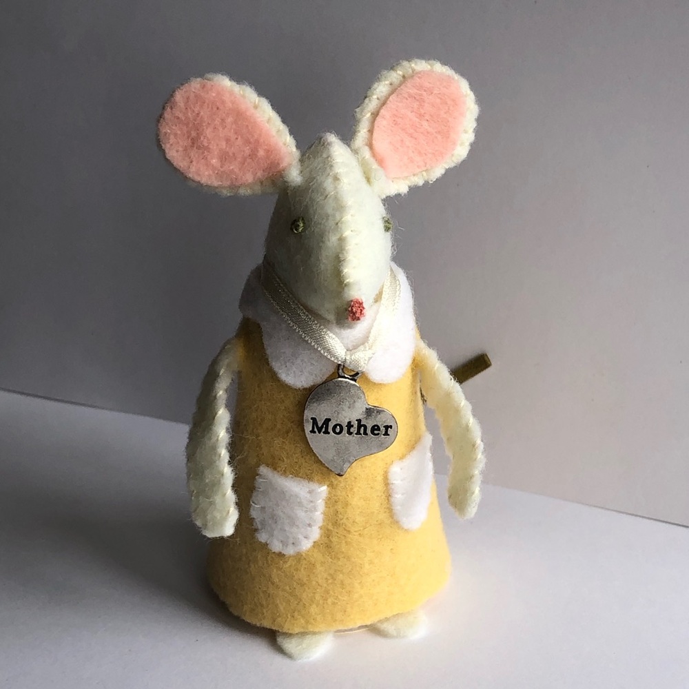 Mother felt Mouse art doll butter yellow dress pendant hand-sewn baby shower